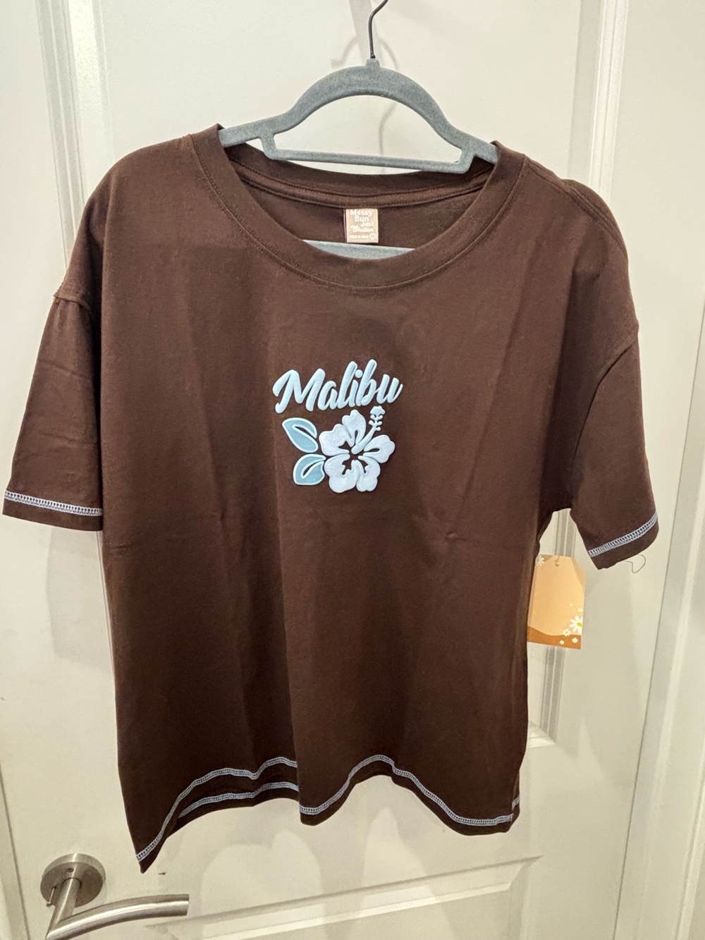 NWT Messy Bun Just Chillin Malibu Hibiscus Graphic Tee - M